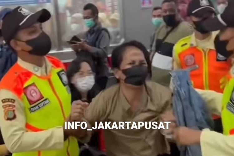 Foto tangkapan layar, perempuan pelaku pencopetan diamankan petugas Stasiun Tanah Abang, Kamis (25/5/2023) malam.