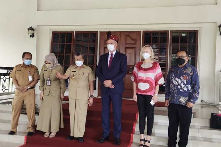 Gubernur Riau, Syamsuar, saat menerima kunjungan Dubes Uni Eropa, Vincent Piket di Gedung Daerah Riau di Kota Pekanbaru, Senin (15/11/2021).
