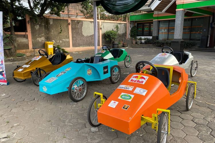 Lomba Kereta Peti Sabun ini diadakan dalam rangka Hari Jadi ke-213 Kota Bandung (HJKB) dan HUT RI ke-78. Peserta perlombaan ini dibatasi 125 orang.