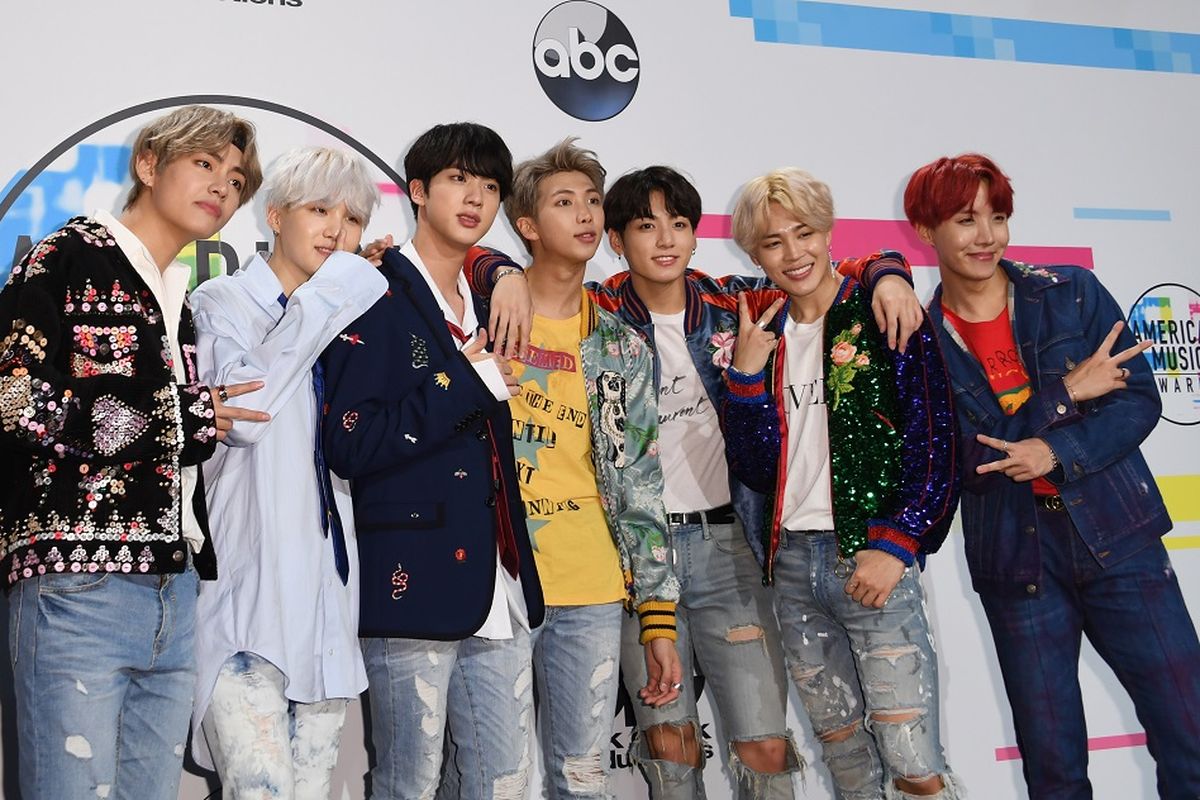 Boyband BTS berpose di American Music Awards 2017, yang digelar di Los Angeles, California, AS, pada 19 November 2017.