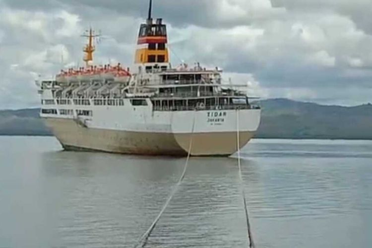Sebanyak 587 penumpang KM Tidar dievakuasi dari atas kapal tersebut, Selasa (27/7/22021). Evakuasi ratusan penumpang kapal ini melibatkan 50 personel gabungan yang terdiri dari Polairnud Pulau Buru, Basarnas, KPLP, dan TNI/Polri setempat