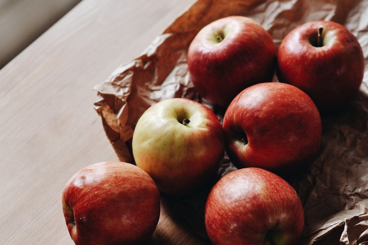 Makan apel tak hanya menghilangkan bau mulut, tetapi juga menetralkan senyawa dalam aliran darah.
