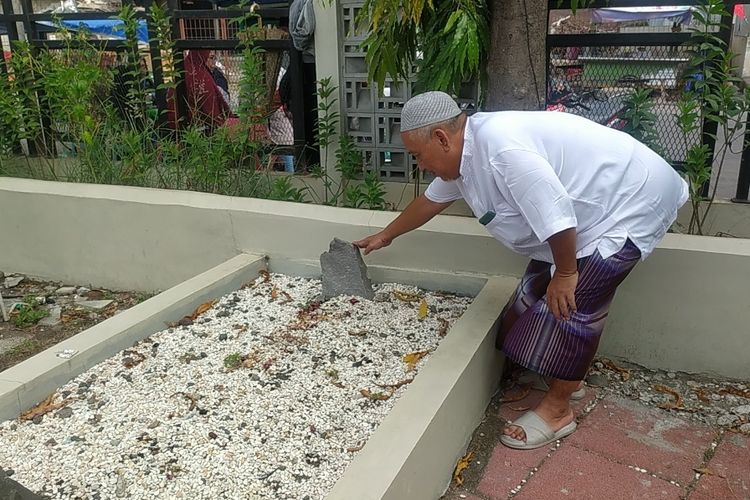 Saat Muhaimin memperlihatkan makam yang diduga mim pejuang kemerdekaan. Sabtu (13/8/2022)