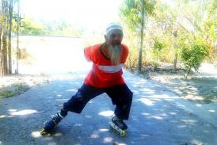 Supriyanto (62) saat memperagakan salah satu teknik rem I-line skate exstrem