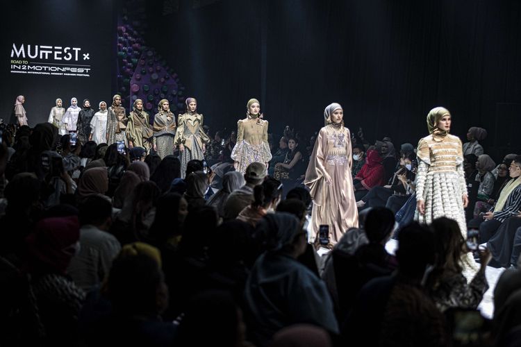 Sejumlah model memperagakan busana dari Rya Baraba dalam perhelatan MUFFEST+ 2023 Road To IN2MOTIONFEST (Indonesia International Modest Fashion Festival) di Jakarta, Selasa (7/3/2023). Muslim Fashion Festival (MUFFEST+) 2023 tersebut diikuti lebih dari 200 desainer dan berlangsung mulai 7-10 Maret 2023.