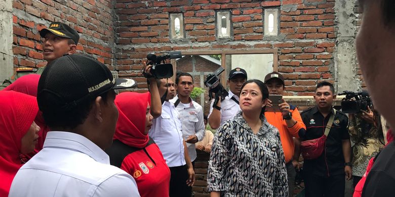 Menko PMK Puan Maharani meninjau pembangunan rumah tahan gempa di Sumbawa Barat, Selasa (19/11/18).