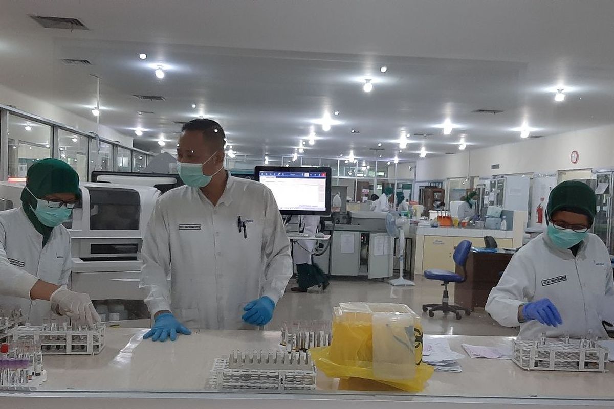 Pelayanan laboratorium di RSUP Kariadi Semarang, Rabu (17/2/2021).