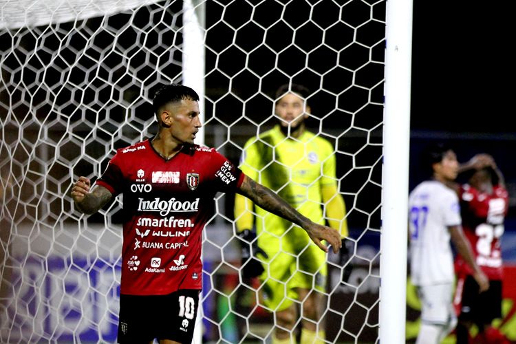 Pemain Bali United Stefano Lilipaly gagal menjebol gawang Arema FC saat pertandingan pekan 31 Liga 1 2021-2022 yang berakhir dengan skor 2-1 di Stadion I Gusti Ngurah Rai Denpasar, Selasa (15/3/2022) sore.