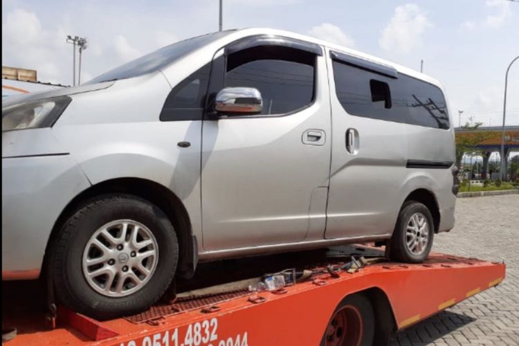 Sebuah truck towing diamankan di pintu exit tol Ngawi karen amembawa 8 pemudik dari Jakarta. Mreka rencananya ke 8 penjual beras di Jakarta tersebut akan mudik ke Madura.