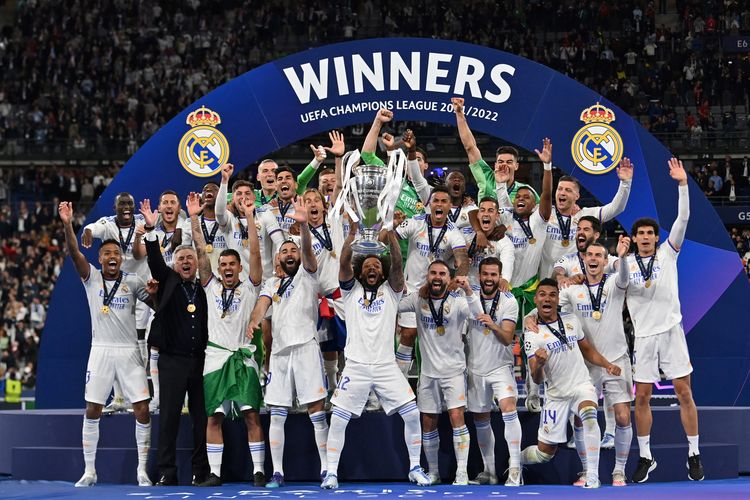 Bek Real Madrid Marcelo mengangkat trofi Liga Champions setelah kemenangan Madrid dalam pertandingan sepak bola final Liga Champions antara Liverpool vs Madrid di Stade de France di Saint-Denis, Paris, pada 28 Mei 2022.