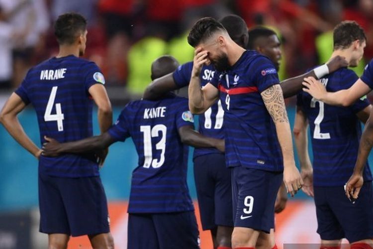 Skuad timnas Perancis memancarkan kekecewaan usai kalah adu penalti 4-5 dari Swiss pada babak 16 besar Euro 2020.