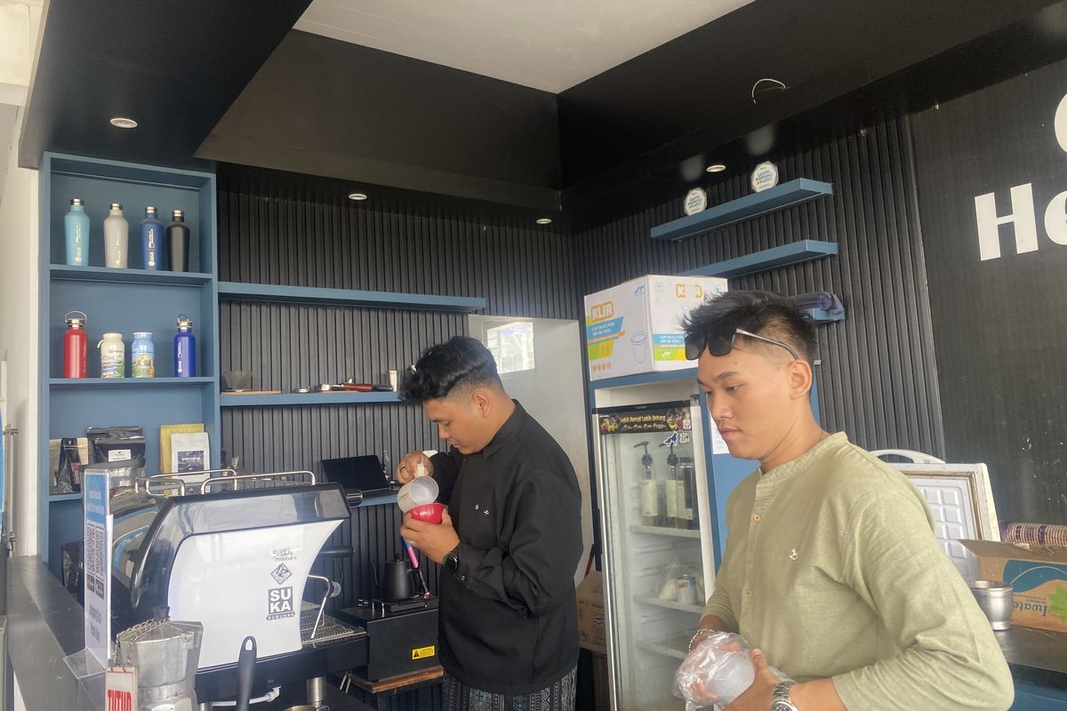 Area Cafe Bar di Masjid Sejuta Pemuda Kota Sukabumi, Nampak 2 orang Barista tengah mempersiapkan kopi untuk para Jamaah. Kamis (29/10/2026)