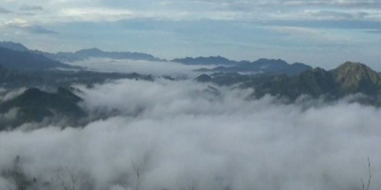 Objek wisata negeri di atas awan di puncak gunung Tanduk Kalua yang terletak persis di perbatasan Kecamatan Tanduk Kalua dan Kecamatan Balla, Kabupaten Mamasa, Sulawesi Barat mulai populer. Wisatawan rela dirikan tenda demi berselfie ria untuk mengabadikan kenangan mereka.