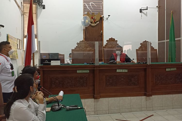 Hakim Tunggal Pengadilan Negeri Jakarta Selatan Wahyu Imam Santoso menolak praperadilan yang diajukan Bupati Mimika, Papua Eltinus Omaleng atas penetapan tersangka oleh KPK, Kamis (25/8/2022).