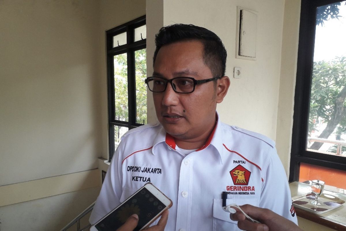 Kuasa Hukum Politikus Partai Gerindra Mohamad Taufik, Yupen Hadi, memberikan keterangan kepada wartawan di Kantor Bawaslu DKI Jakarta, Jumat (24/8/2018).