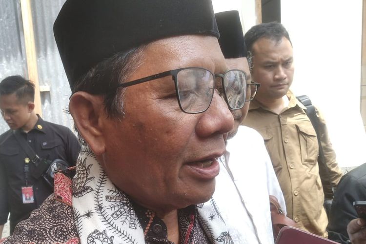 Mahfud MD ketika bersilaturahmi dengan pengasuh Pondok Pesantren Salafiyah Syafi'iyah Situbondo Jawa Timur, Minggu (3/12/2023).