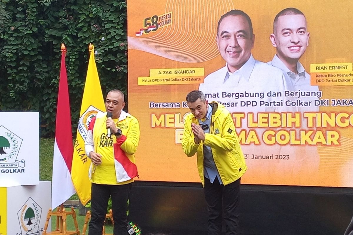 Ketua DPD Golkar DKI Jakarta Ahmed Zaki Iskandar tengah mengukuhkan Rian Ernest sebagai Ketua Biro Pemuda Partai Golkar DKI Jakarta di Kantor DPD Partai Golkar DKI Jakarta pada Selasa (31/1/2023). 