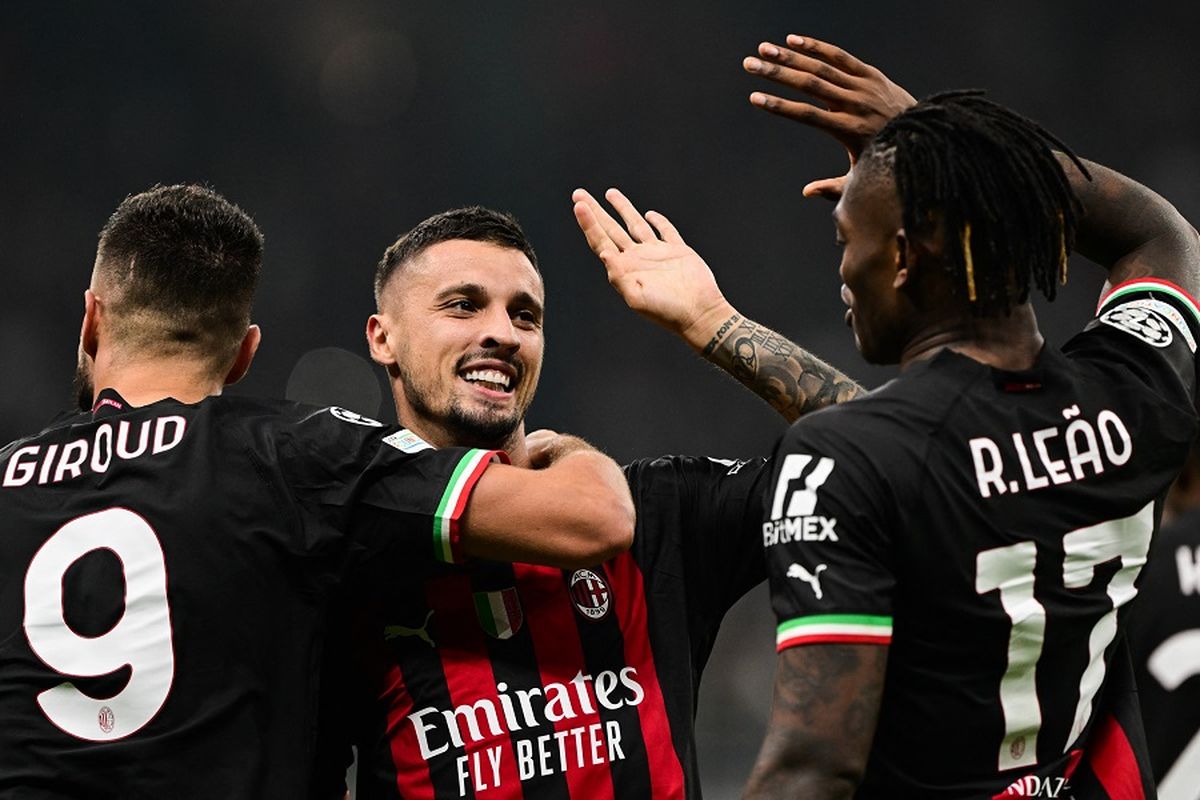 Gelandang AC Milan Rade Krunic berselebrasi setelah mencetak gol pada pertandingan Grup E Liga Champions AC Milan vs RB Salzburg pada 2 November 2022 di Stadion San Siro di Milan. Terkini, Milan akan menghadapi Lazio dalam pekan ke-19 Liga Italia 2022-23. Laga Lazio vs Milan bakal digelar di Stadion Olimpico pada Rabu (25/1/2023) dini hari WIB.