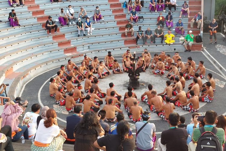 Sehari sebelum Indonesia Open dimulai, tepatnya pada Senin (22/11/2021), para atlet mengunjungi Pura Uluwatu untuk menyaksikan Tari Kecak yang bercerita tentang epos Ramayana.