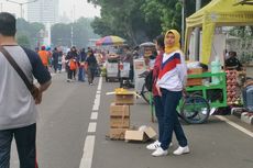 Para PKL Berjualan di Badan Jalan Sudirman-Thamrin saat CFD Digelar