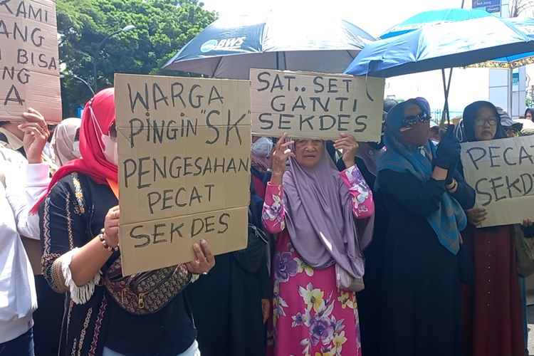 Puluhan emak-emak dengan membawa poster unjuk rasa didepan kantor Bupati Purworejo menuntut percepatan pemecatan Sekdes Banyuasin Kembaran 
