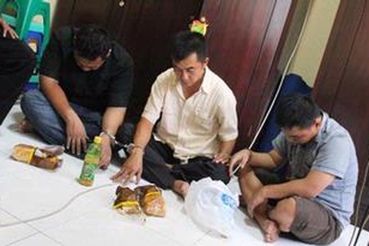 Para pelaku pembobolan ATM BCA dibekuk polisi dan diamankan di Mapolres Probolinggo, Selasa (19/6/2012).