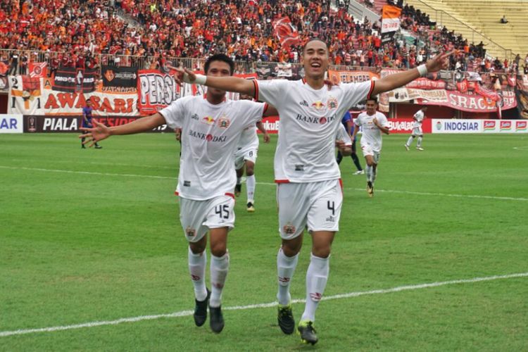 Pemain belakang Persija Jakarta Ryuji Utomo saat selebrasi usai mencetak gol ke gawang Madura United