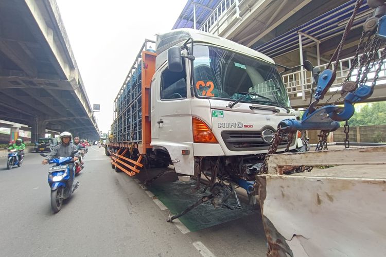 Truk pengangkut galon yang menabrak separator busway di Jalan DI Pandjaitan, Jatinegara, Jakarta Timur, Rabu (2/8/2023), kini berada di Kantor Satwil Lantas Jakarta Timur.