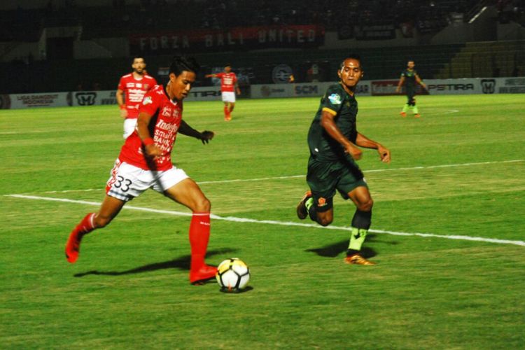 Pemain PS Tira Abduh Lestaluhu saat menjaga pemain Bali United I Made Andhika. Pada laga ini PS Tira berhasil mengalahkan Bali United dengan skor 2-1.