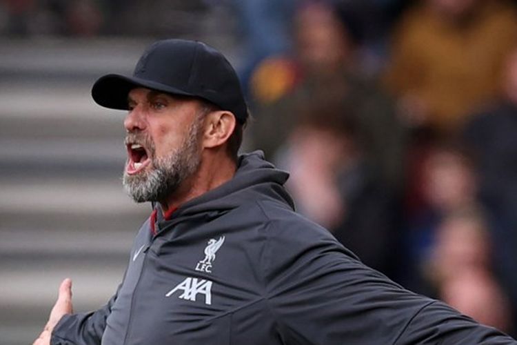 Reaksi pelatih Liverpool, Juergen Klopp, di pinggir lapangan dalam lanjutan Liga Inggris 2023-2024 antara Brentford vs Liverpool di Gtech Community Stadium pada 17 Februari 2024.