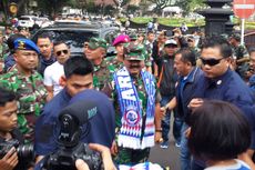 Tiba di Balai Kota Malang, Panglima TNI Hadi Tjahjanto Disambut Aremania