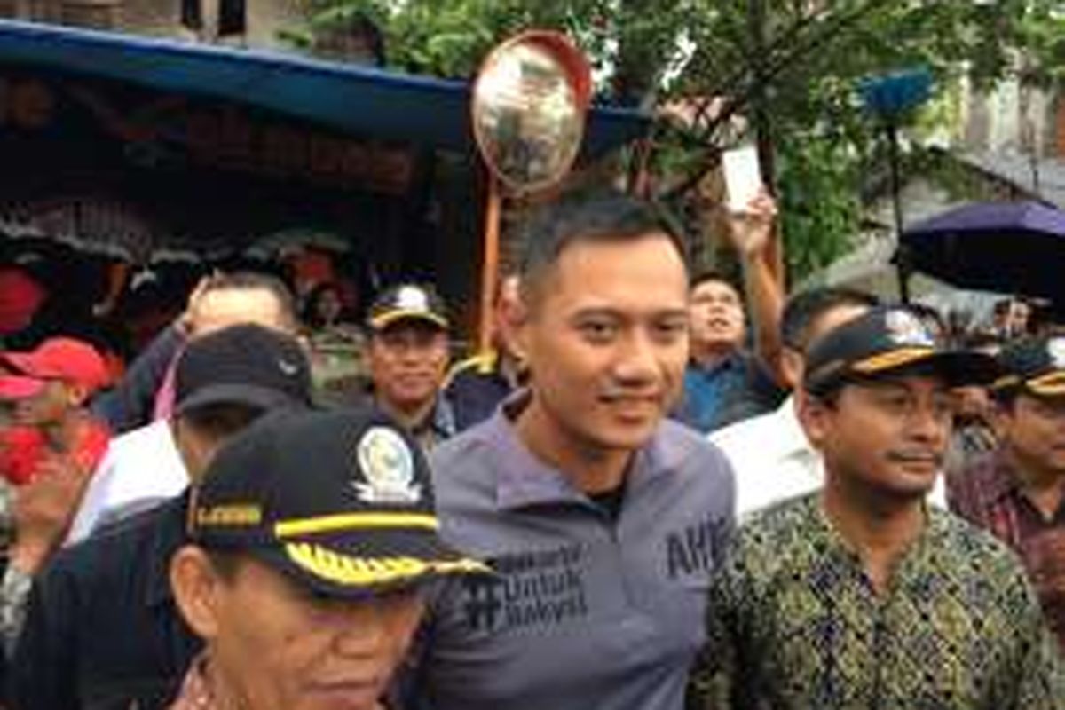 Bakal calon gubernur DKI Jakarta, Agus Harimurti Yudhoyono menyambangi Kampung Rawa Badung, Jatinegara, Cakung, Jakarta Timur, Kamis (13/10/2016).