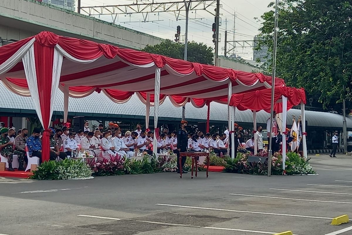 Menteri Perhubungan Budi Karya Sumadi memimpin Apel Gelar Pasukan Angkutan Natal dan Tahun Baru (Nataru) 2022/2023 di Stasiun Gambir, Jakarta, Kamis (22/12/2022).