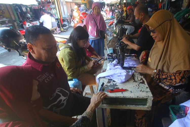 Hari Terakhir Libur Sekolah, Penjahit di Pasar Mojokerto Kebanjiran Order Permak Seragam