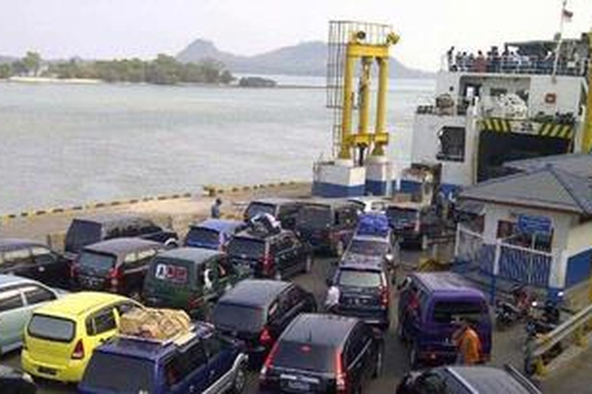 Total sebanyak 50.716 pemudik menyeberangi Selat Sunda melalui Pelabuhan Bakauheni sepanjang Rabu (22/8/2012).