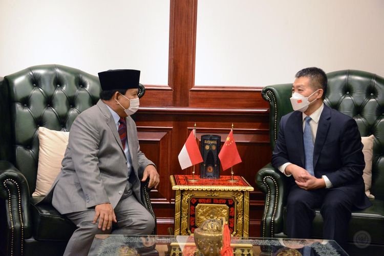 Menteri Pertahanan (Menhan) Prabowo Subianto menerima kunjungan Duta Besar China untuk Indonesia, Lu Kang di Kementerian Pertahanan (Kemenhan), Jakarta, Jumat (8/4/2022).