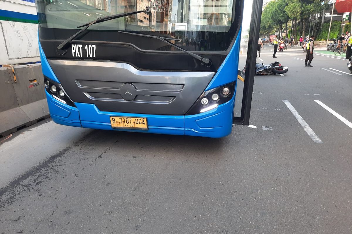 Pengendara sepeda motor meninggal dunia diduga hilang kendali berakibat jatuh dan terlindas bus transjakarta yang sedang melintas di Jalan MH Thamrin, Jakarta Pusat, Minggu (13/3/2022).