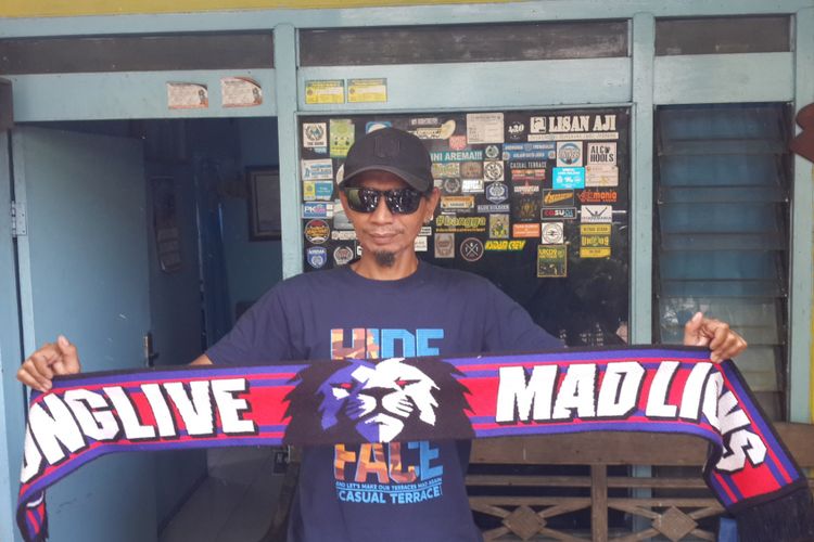 Dirigen Aremania, Yuli Sumpil saat ditemui di rumahnya, Gang Sumpil 1 Kota Malang, Jumat (1/3/2019)