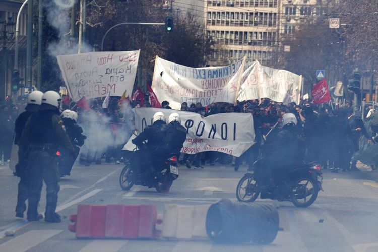 Polisi antihuru-hara beroperasi melawan demonstran selama bentrokan di Athena, Yunani, Minggu (5/3/2023). Ribuan pengunjuk rasa, ambil bagian dalam aksi unjuk rasa di seluruh negeri untuk hari kelima, memprotes kecelakaan yang menyebabkan kematian puluhan.