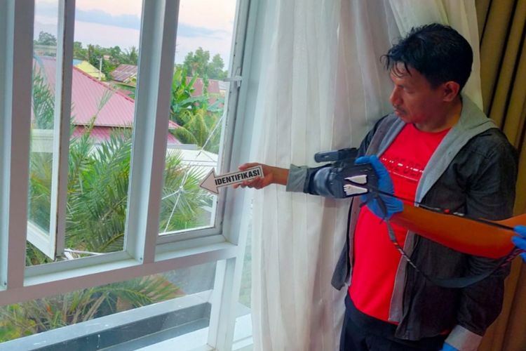 Kaca jendela milik rumah Bacaleg DPR RI asal PDIP