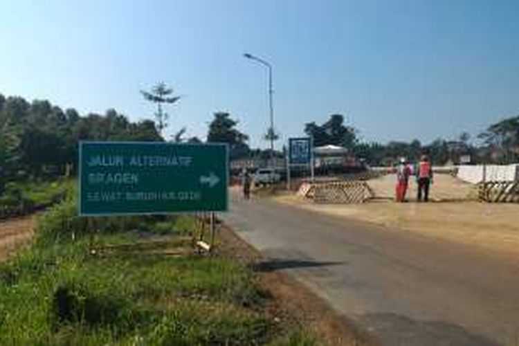 Jalur alternatif mudik lebaran 2016 yang disiapkan menuju Sragen oleh PT
Transmarga Jateng. Jalur alternatif ini dibangun untuk mendukung fungsi Tol
Semarang-Solo ruas Bawen Salatiga yang pembangunannya baru mencapai 47,5
persen.
