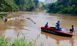 Aksi Nyata Perubahan Iklim, CGS-CIMB Sekuritas Gelar Bersih-bersih Sungai Cisadane