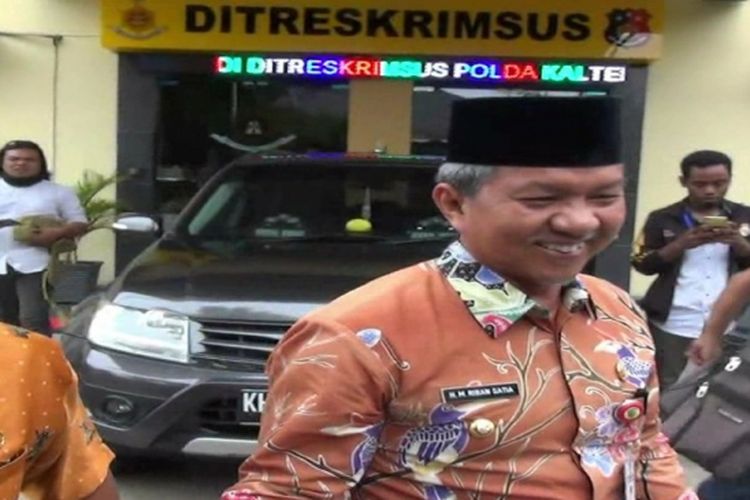 Wali Kota Palangkaraya Riban Satya saat mendatangi Ditreskrimsus Polda Kalimantan Tengah untuk menjalani pemeriksaan, Jumat (5/1/2018).