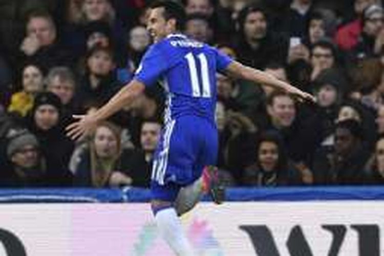 Pemain Chelsea, Pedro Rodriguez, sukses menjebol gawang Bournemouth dalam lanjutan Premier League di Stadion Stamford Bridge, Senin (26/12/2016).