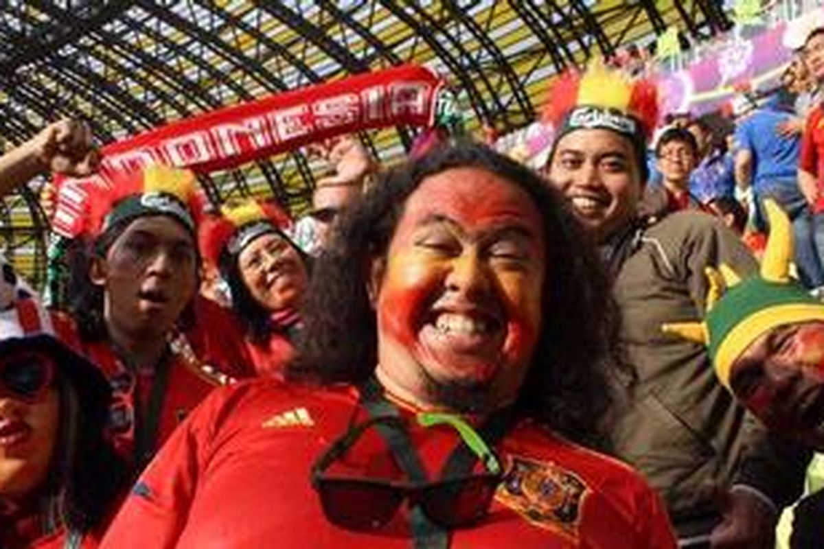 Fans asal Indonesia menonton laga Grup C Piala Eropa 2012 antara Italia dan Spanyol, Minggu (10/6/2012), di Stadion PGE Arena Gdansk. Mereka memenangi kompetisi dan kuis yang digelar oleh Carlsberg.