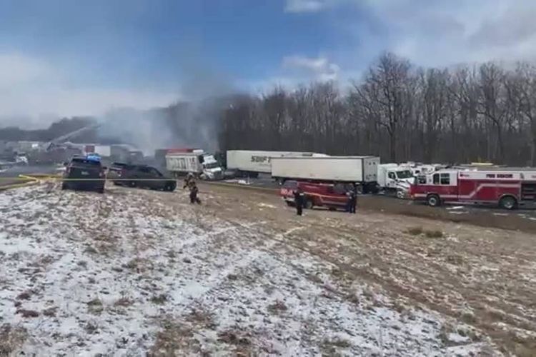 Beberapa kendaraan, termasuk traktor-trailer, terlibat dalam kecelakaan di I-81 di Pennsylvania, AS setelah badai salju menyebabkan jarak pandang rendah, Senin (28/3/2022). 