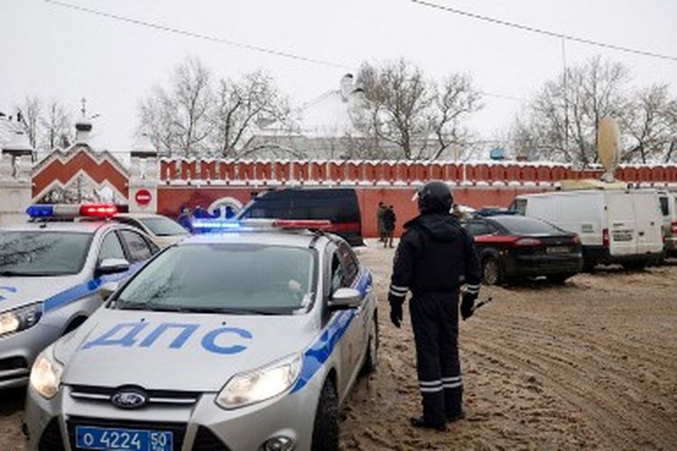 Seorang petugas polisi lalu lintas mengontrol lalu lintas di depan biara Vvedenskiy Vladychniy setelah seorang lulusan gimnasium Ortodoks yang berusia 18 tahun memasuki sekolah dan meledakkan dirinya, di kota Serpukhov, 100 kilometer (60 mil) selatan Moskow, pada 13 Desember 2021. 