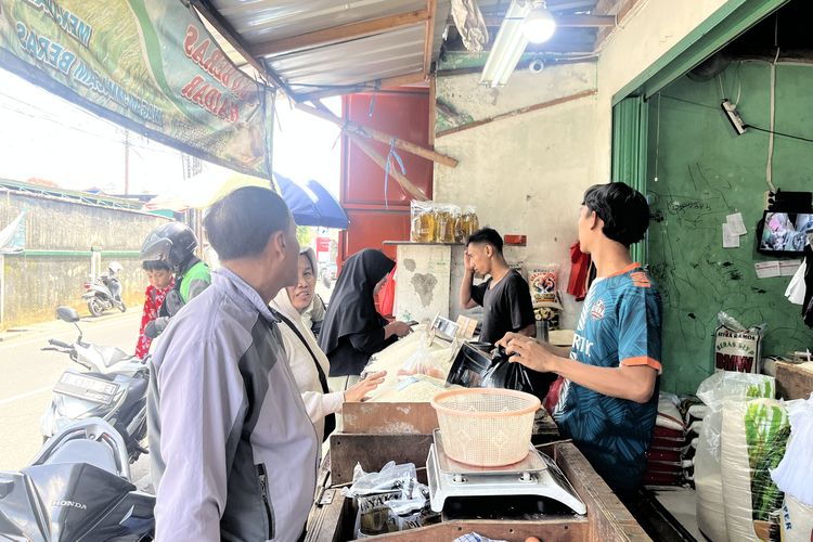 Pedagang Beras Keluhkan Dampak Bantuan Pangan ke Penjualan