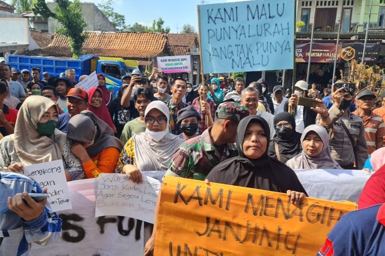 Warga berunjuk rasa di Balai Desa Lengkong, Kecamatan Rakit, Kabupaten Banjarnegara, Jawa Tengah, Rabu (28/9/2022).