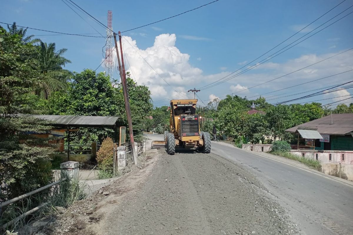 Perbaikan ruas jalan Rengat?Kuala Cenaku, Provinsi Riau, oleh Dinas Pekerjaan Umum, Penataan Ruang, Perumahan, Kawasan Permukiman, dan Pertanahan (PUPR-PKPP) Riau